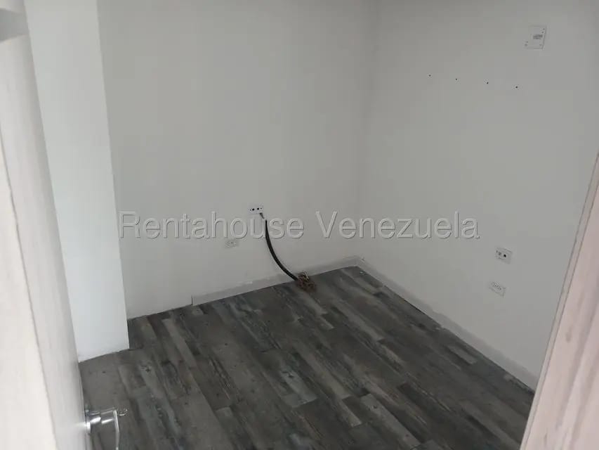 Comercial (Local Comercial) en Alquiler en Los Dos Caminos, Distrito Metropolitano - 29