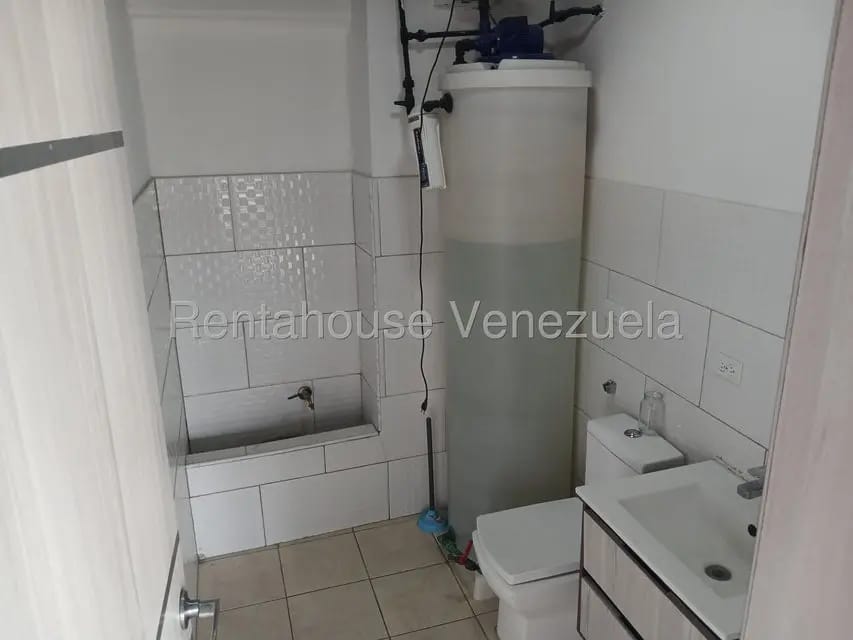 Comercial (Local Comercial) en Alquiler en Los Dos Caminos, Distrito Metropolitano - 30