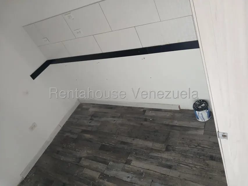 Comercial (Local Comercial) en Alquiler en Los Dos Caminos, Distrito Metropolitano - 32
