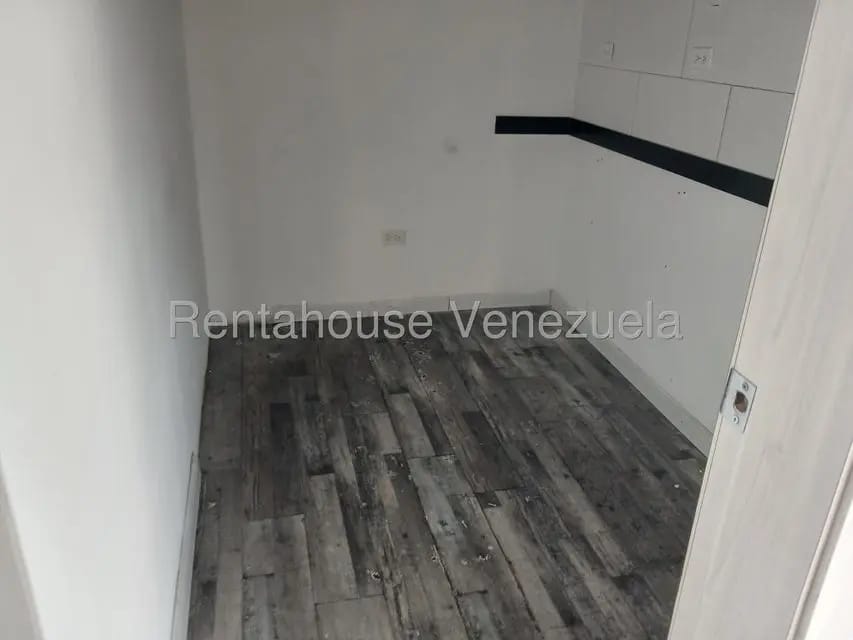 Comercial (Local Comercial) en Alquiler en Los Dos Caminos, Distrito Metropolitano - 33