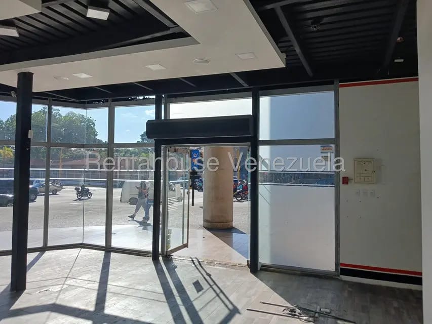 Comercial (Local Comercial) en Alquiler en Los Dos Caminos, Distrito Metropolitano - 9