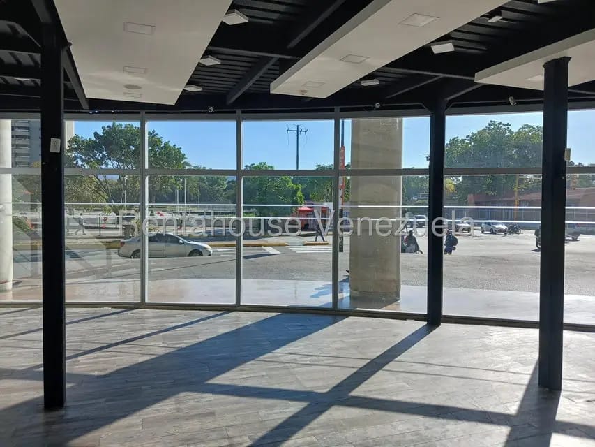 Comercial (Local Comercial) en Alquiler en Los Dos Caminos, Distrito Metropolitano - 10