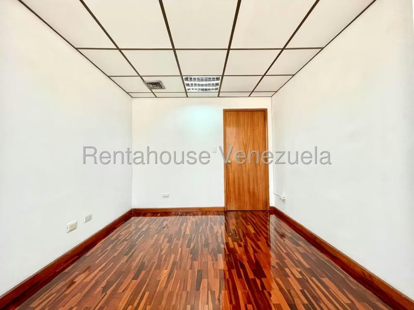 Comercial (Local Comercial) en Alquiler en La Campiña, Distrito Metropolitano - 11