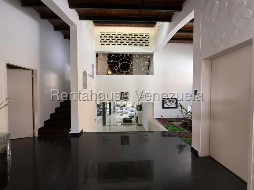 Casa (Multipes Niveles) en Venta en Colinas de Santa Monica, Distrito Metropolitano - 2