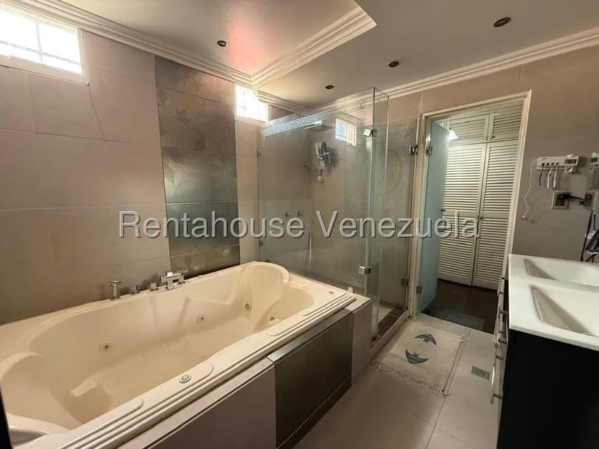 Casa (Multipes Niveles) en Venta en Colinas de Santa Monica, Distrito Metropolitano - 16