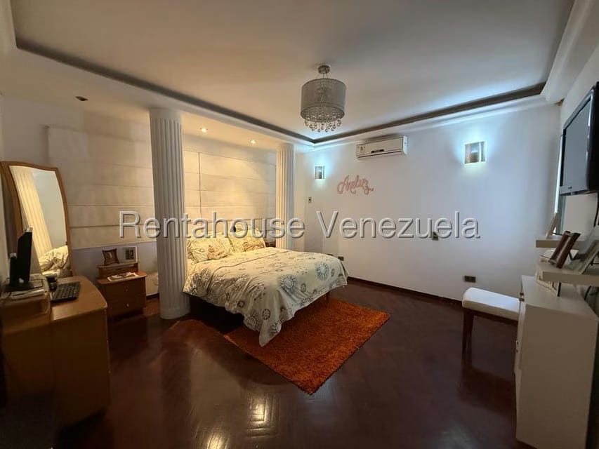 Casa (Multipes Niveles) en Venta en Colinas de Santa Monica, Distrito Metropolitano - 18