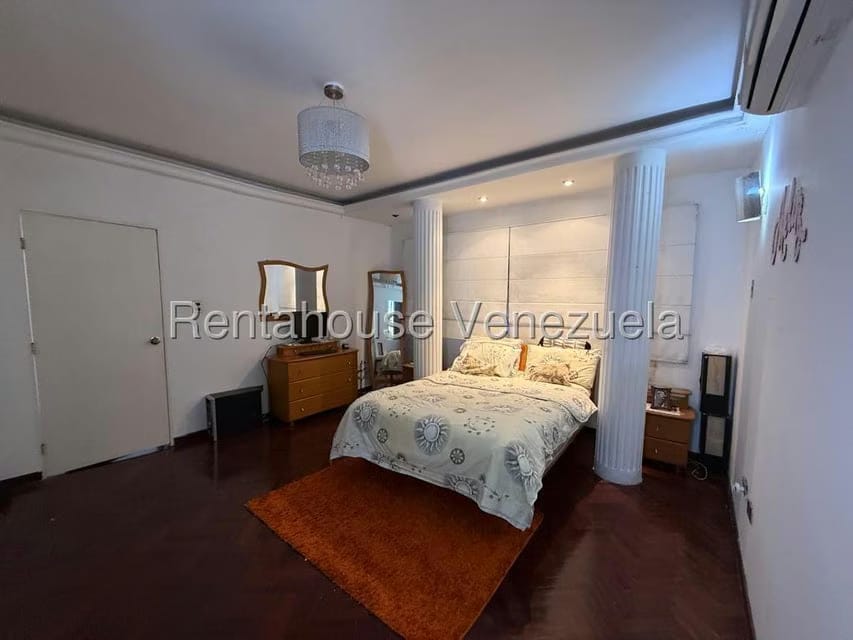 Casa (Multipes Niveles) en Venta en Colinas de Santa Monica, Distrito Metropolitano - 19