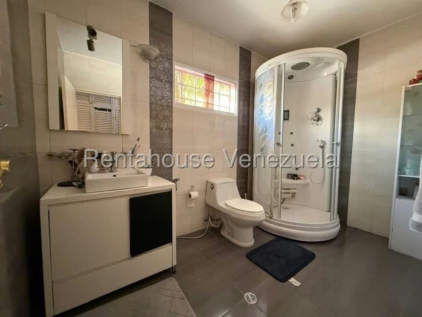 Casa (Multipes Niveles) en Venta en Colinas de Santa Monica, Distrito Metropolitano - 21