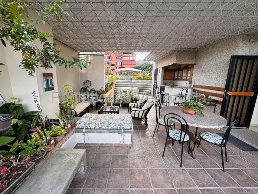 Apartamento (Duplex) en Alquiler en Colinas de Valle Arriba, Distrito Metropolitano - 2