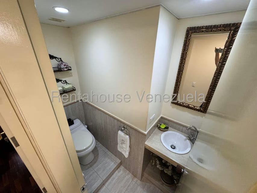 Apartamento (Duplex) en Alquiler en Colinas de Valle Arriba, Distrito Metropolitano - 11