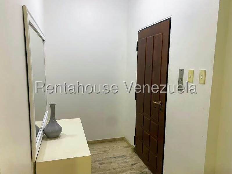 Apartamento (1 Nivel) en Alquiler en Calle Coto Paul, Zulia - 2