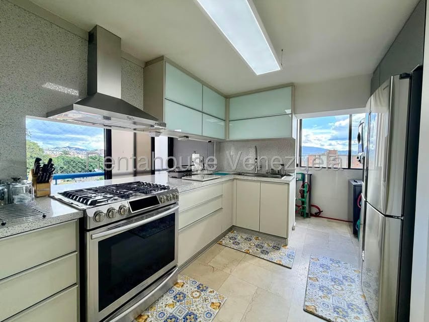Apartamento (1 Nivel) en Venta en Los Dos Caminos, Distrito Metropolitano - 2