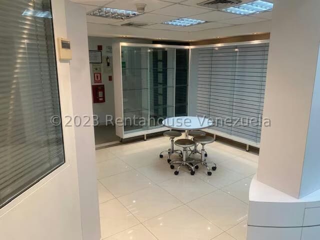Comercial (Local Comercial) en Venta en Los Dos Caminos, Distrito Metropolitano - 4