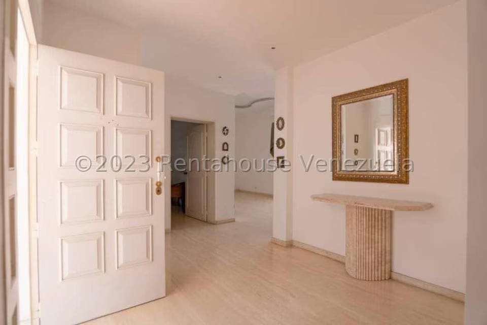 Casa (Multipes Niveles) en Venta en Prados del Este, Distrito Metropolitano - 2