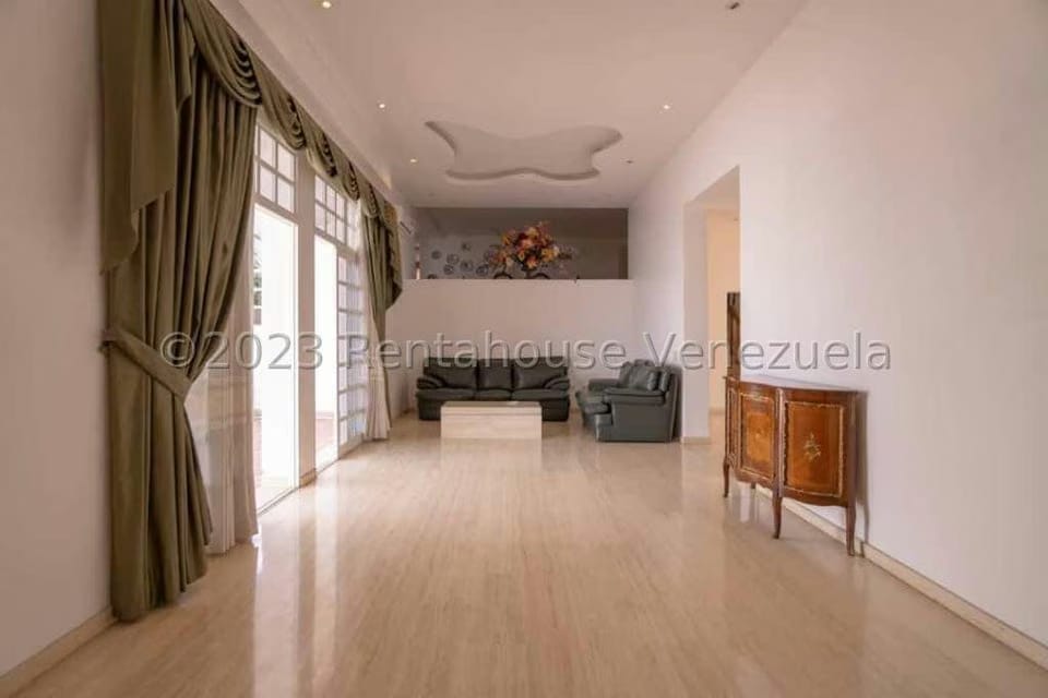 Casa (Multipes Niveles) en Venta en Prados del Este, Distrito Metropolitano - 3