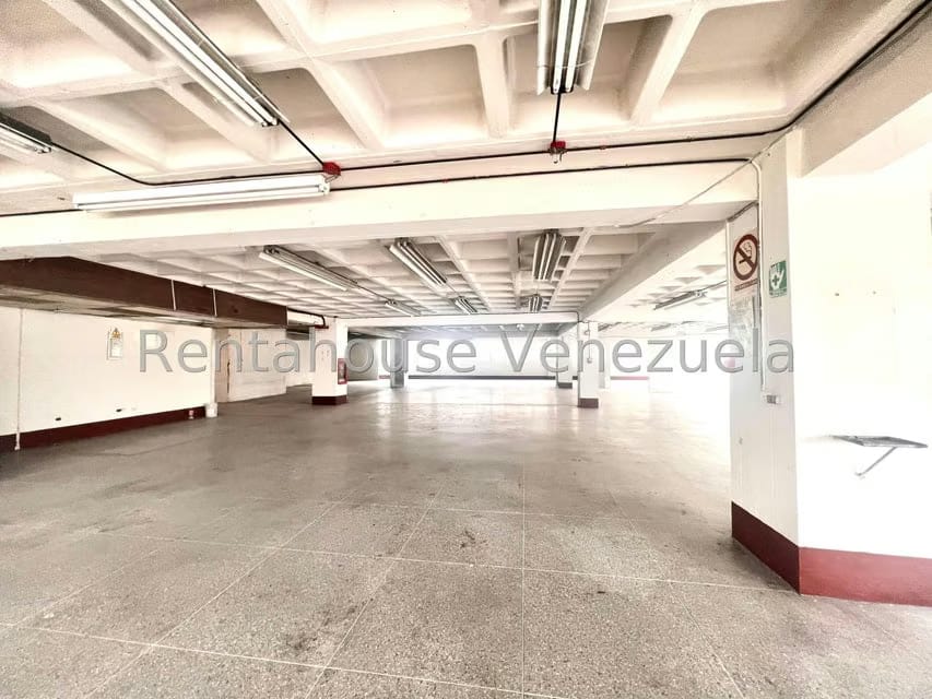 Comercial (Local Comercial) en Venta en La Urbina, Distrito Metropolitano - 2