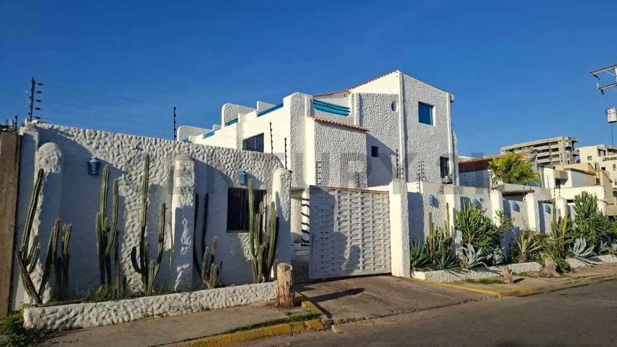 Townhouse En Venta En La Ciudad De Lechería