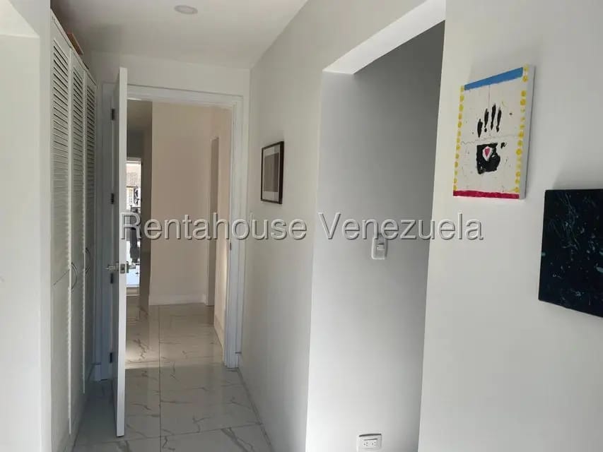 Casa (Multipes Niveles) en Venta en Lomas de Prados del Este, Distrito Metropolitano - 25