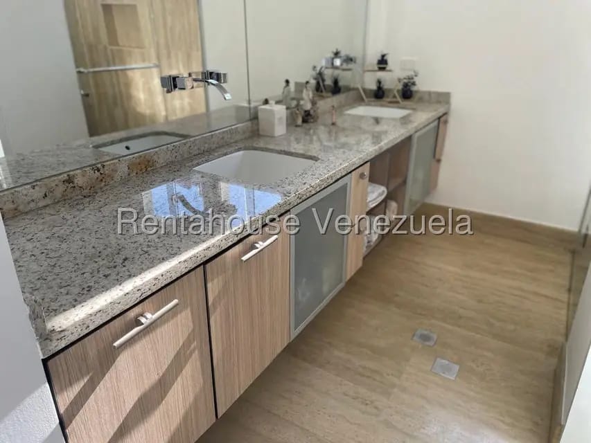 Casa (Multipes Niveles) en Venta en Lomas de Prados del Este, Distrito Metropolitano - 37