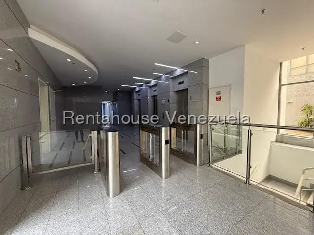 Comercial (Oficina) en Alquiler en Santa Paula, Distrito Metropolitano - 2