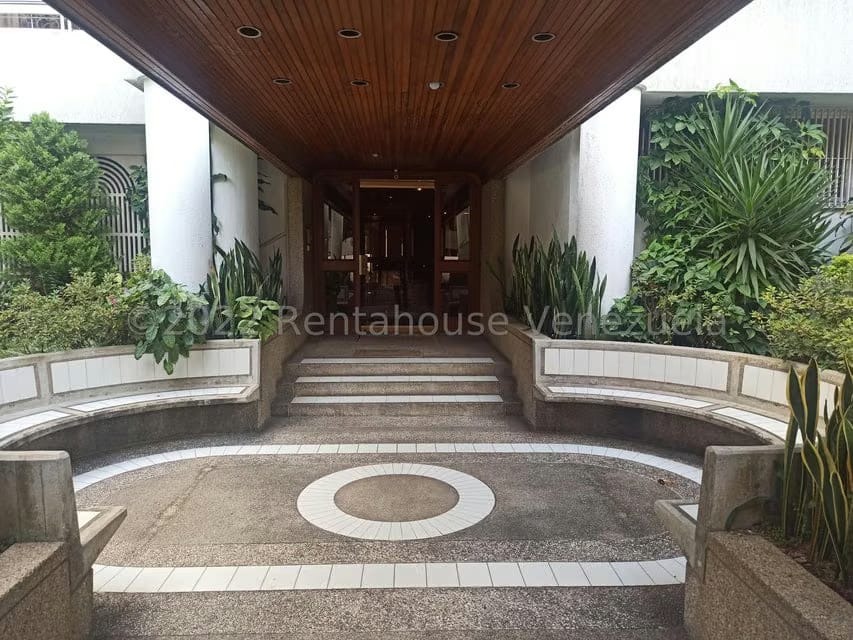 Apartamento (Duplex) en Venta en La Florida, Distrito Metropolitano - 2