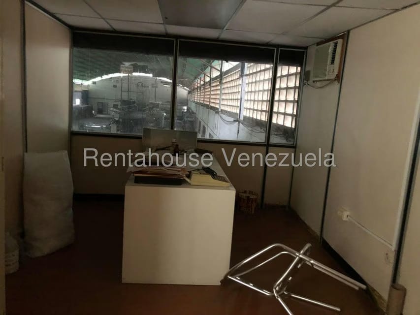 Comercial (Galpon - Deposito) en Venta en Mata Linda, Miranda - 24