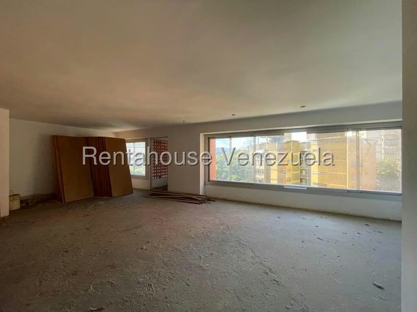 Apartamento (1 Nivel) en Venta en Los Dos Caminos, Distrito Metropolitano - 2