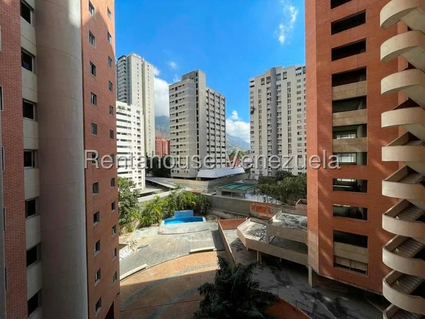 Apartamento (1 Nivel) en Venta en Los Dos Caminos, Distrito Metropolitano - 31