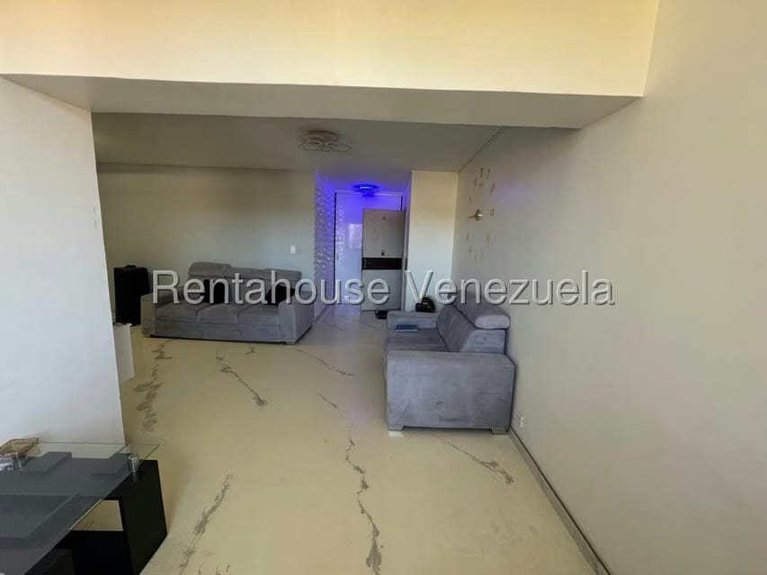 Apartamento (1 Nivel) en Venta en Prados del Este, Distrito Metropolitano - 3