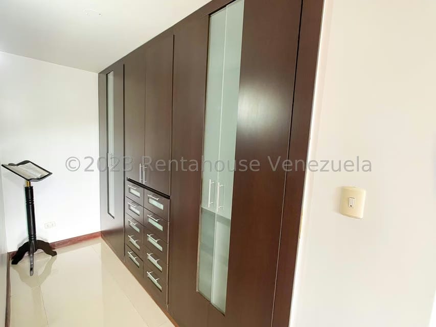 Casa (Multipes Niveles) en Alquiler en Macaracuay, Distrito Metropolitano - 25