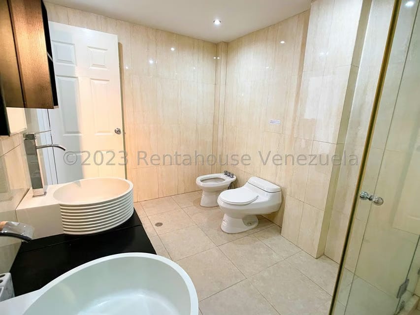 Casa (Multipes Niveles) en Alquiler en Macaracuay, Distrito Metropolitano - 41