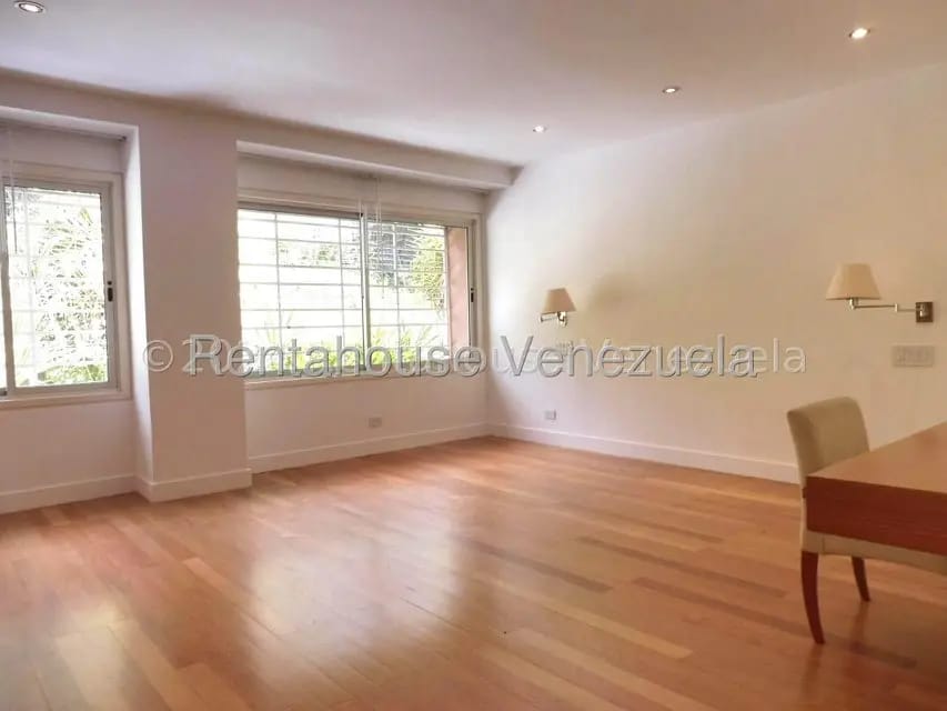 Apartamento (1 Nivel) en Alquiler en Los Chorros, Distrito Metropolitano - 12