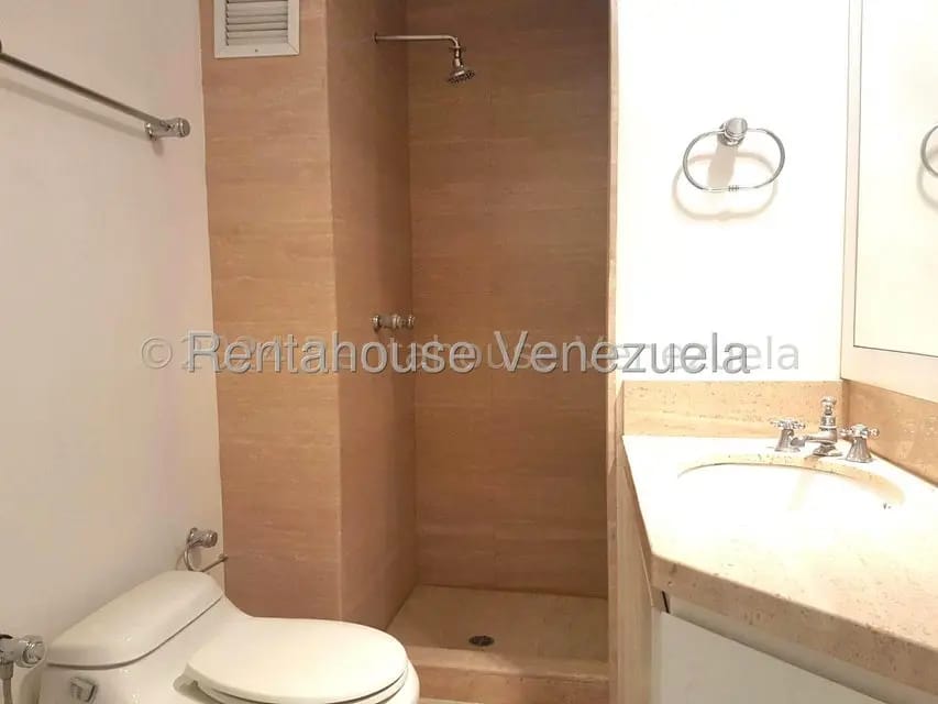 Apartamento (1 Nivel) en Alquiler en Los Chorros, Distrito Metropolitano - 23