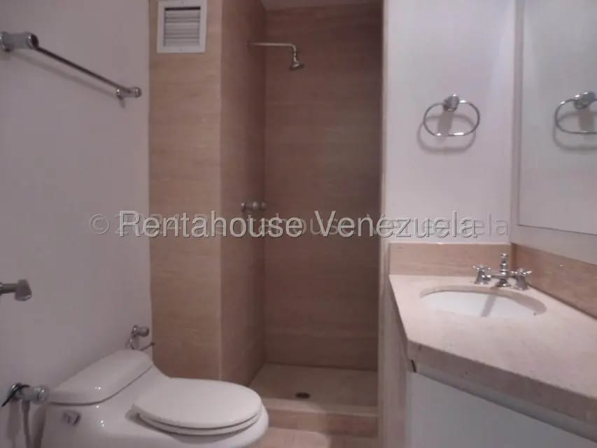 Apartamento (1 Nivel) en Alquiler en Los Chorros, Distrito Metropolitano - 25