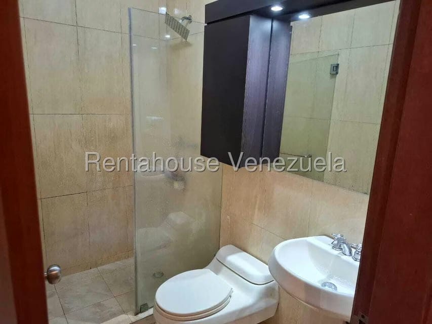 Apartamento (1 Nivel) en Alquiler en Solar del Hatillo, Distrito Metropolitano - 12