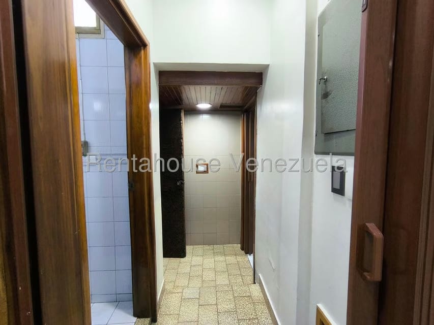 Comercial (Local Comercial) en Alquiler en Los Chaguaramos, Distrito Metropolitano - 12