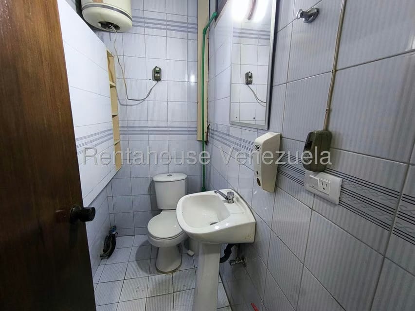Comercial (Local Comercial) en Alquiler en Los Chaguaramos, Distrito Metropolitano - 13
