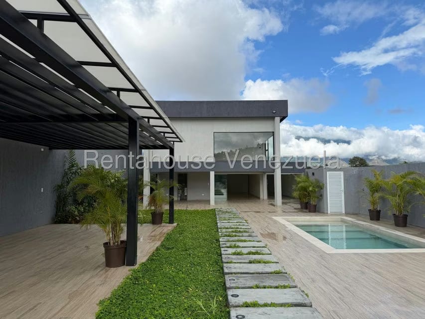Casa (Duplex) en Venta en Santa Paula, Distrito Metropolitano