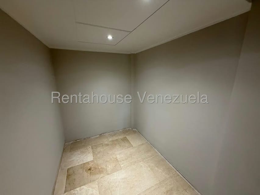 Casa (Duplex) en Venta en Santa Paula, Distrito Metropolitano - 33