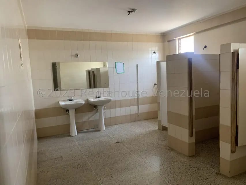 Comercial (Local Comercial) en Venta en Avenida Goajira, Zulia - 13