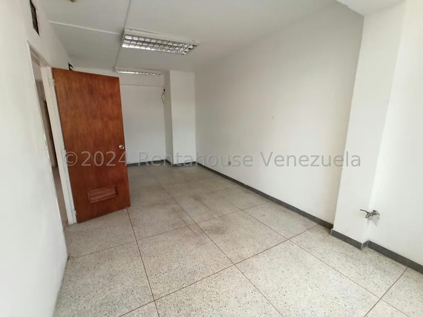 Comercial (Oficina) en Alquiler en Avenida Miranda, Aragua - 5