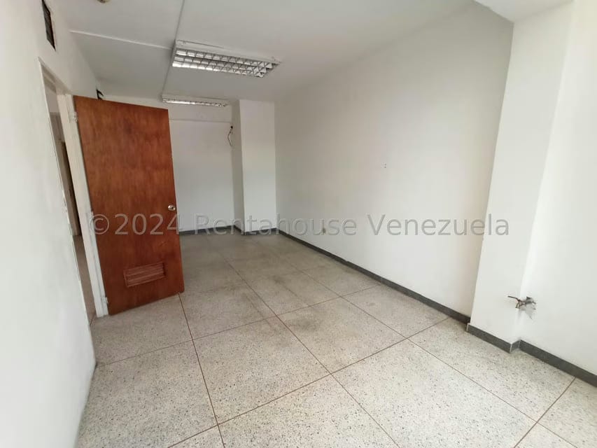 Comercial (Oficina) en Alquiler en Avenida Miranda, Aragua - 6