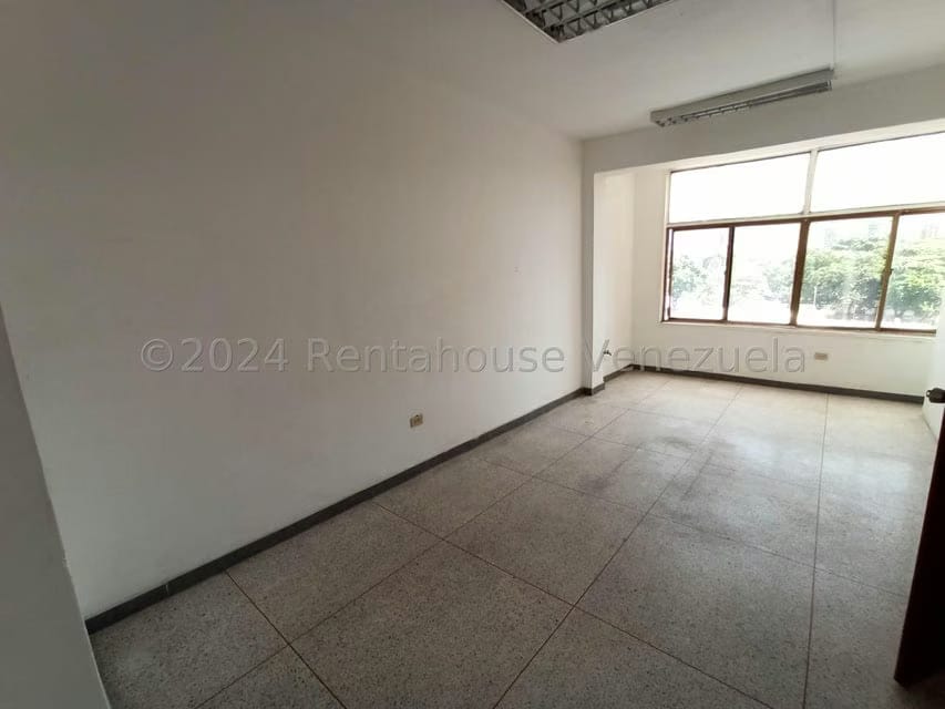 Comercial (Oficina) en Alquiler en Avenida Miranda, Aragua - 8