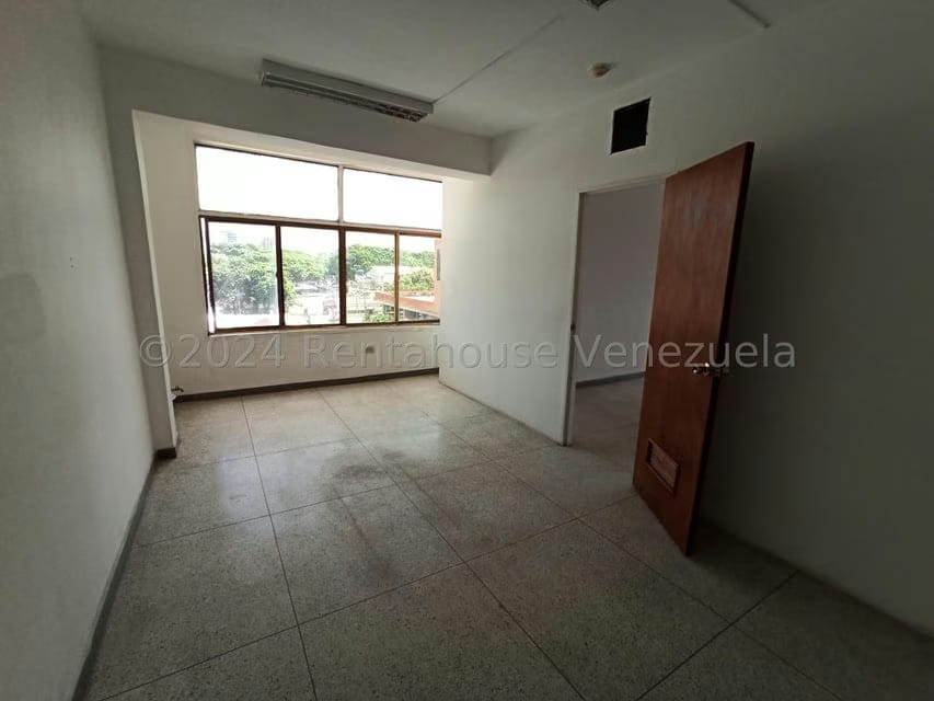 Comercial (Oficina) en Alquiler en Avenida Miranda, Aragua - 9