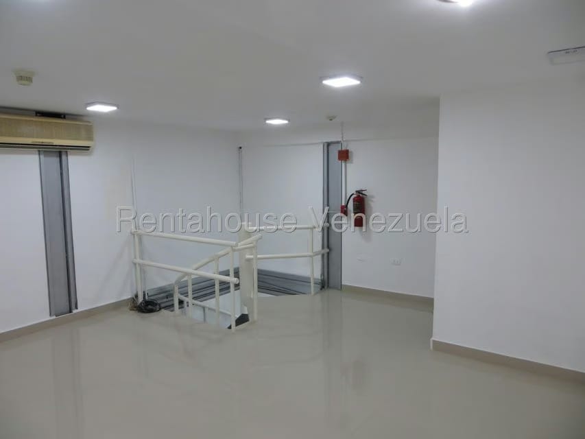 Comercial (Local Comercial) en Alquiler en Caricuao, Distrito Metropolitano - 8