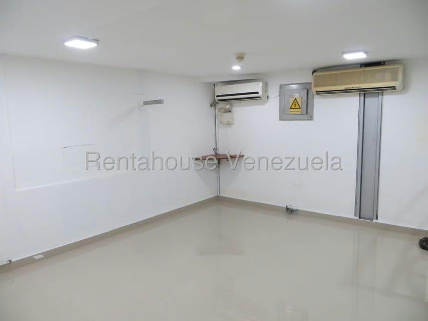 Comercial (Local Comercial) en Alquiler en Caricuao, Distrito Metropolitano - 9