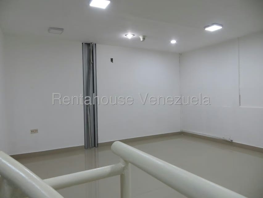 Comercial (Local Comercial) en Alquiler en Caricuao, Distrito Metropolitano - 10
