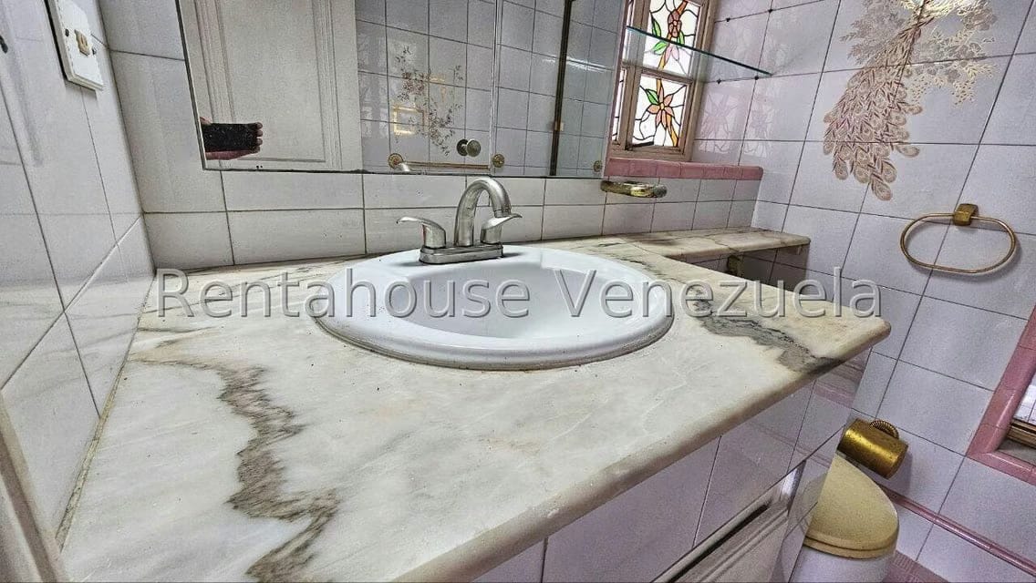 Casa (Duplex) en Venta en Prados del Este, Distrito Metropolitano - 38