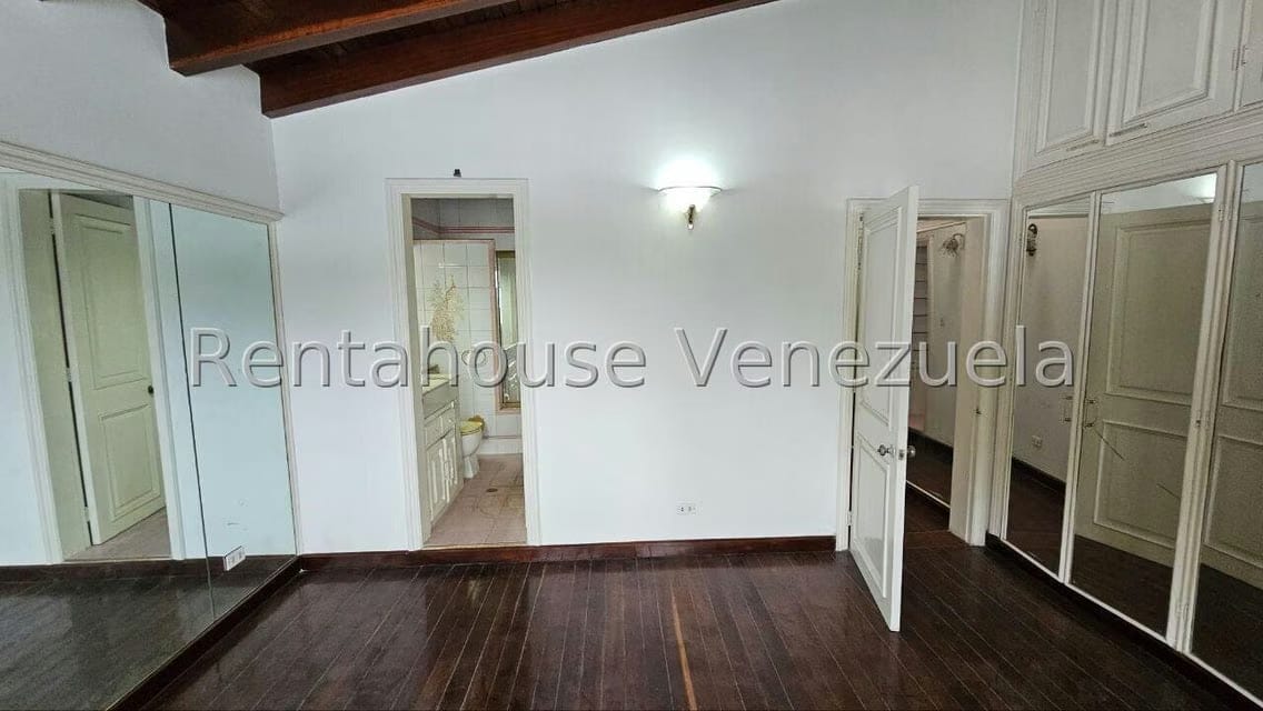 Casa (Duplex) en Venta en Prados del Este, Distrito Metropolitano - 42