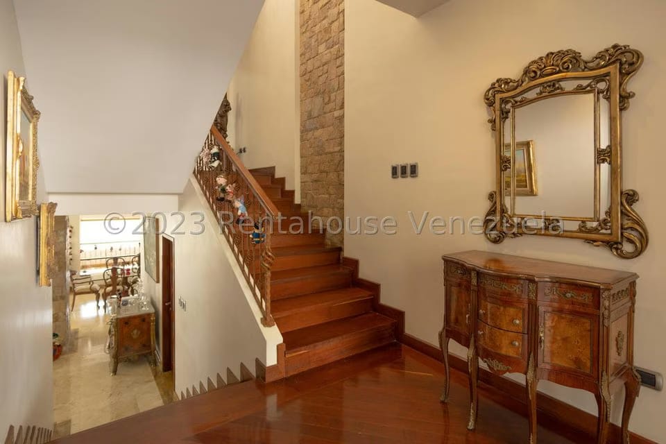 Casa (Multipes Niveles) en Venta en Colinas del Tamanaco, Distrito Metropolitano - 2